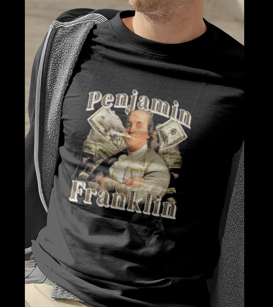 Penjamin Franklin Smoking Dollars Bills In Background T-Shirt