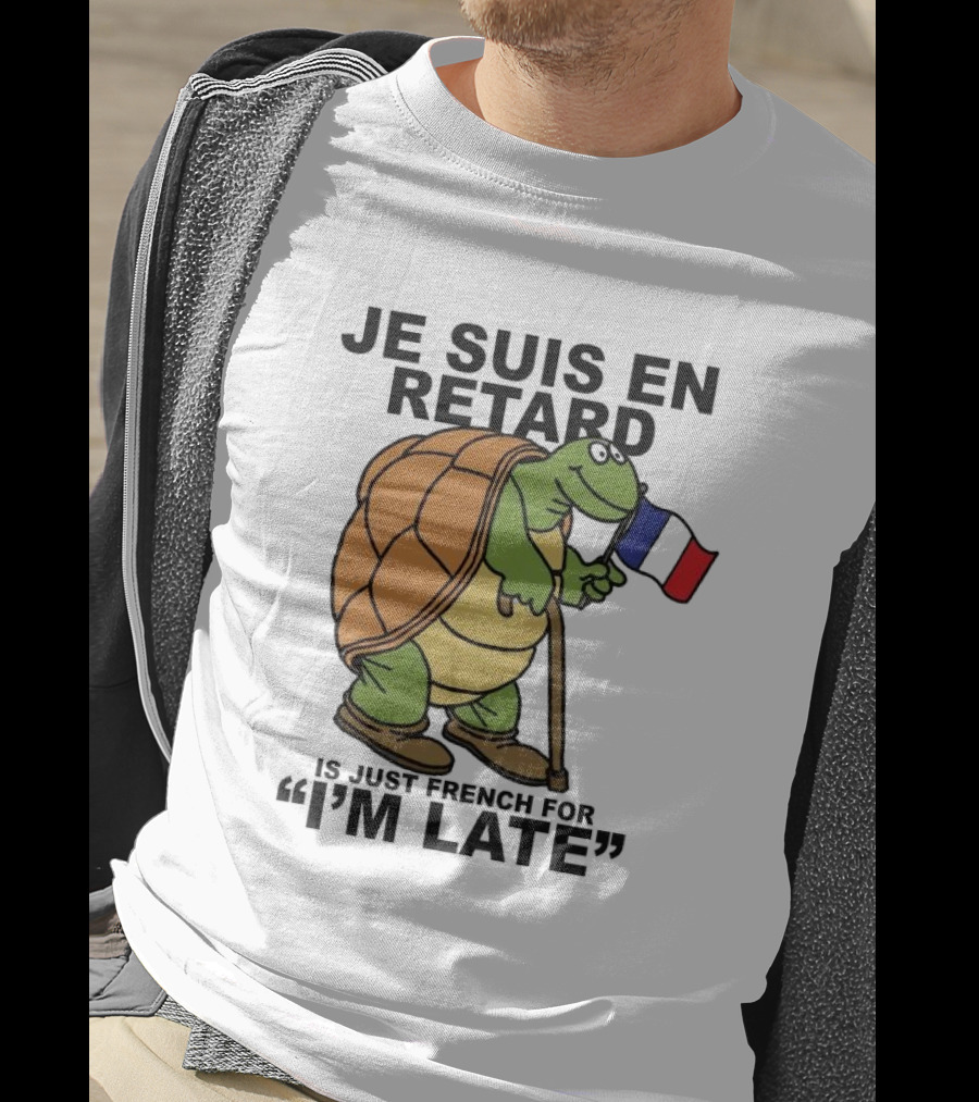 Je Suis En Retard Turtle Holding French Flag I’m Late T-Shirt