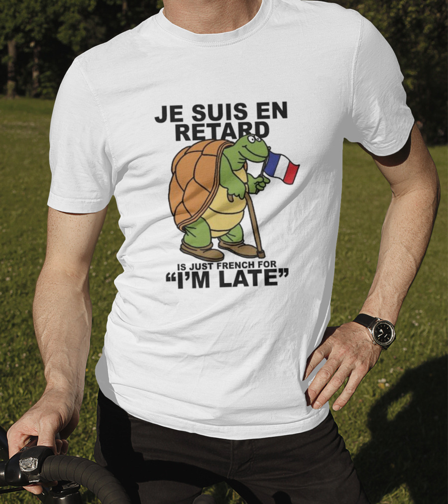 Je Suis En Retard Turtle Holding French Flag I’m Late T-Shirt