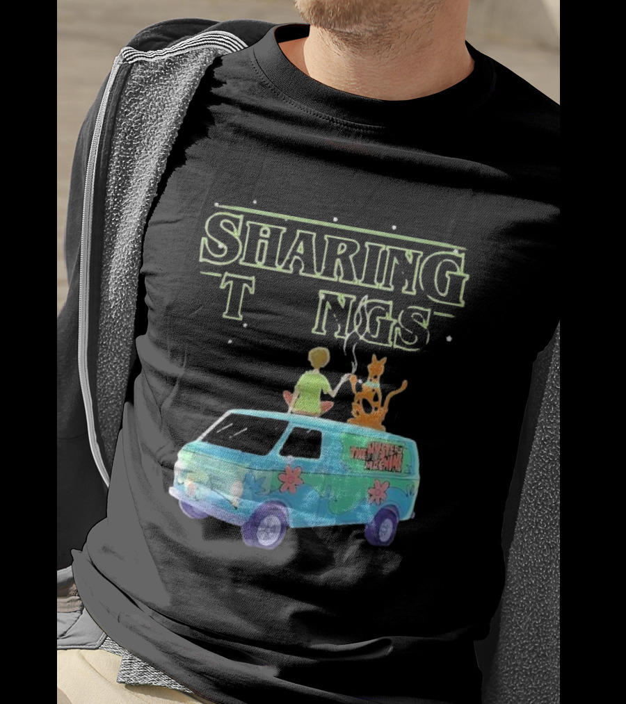 Scooby Doo Sharing Tings With Mystery Machine T-Shirt