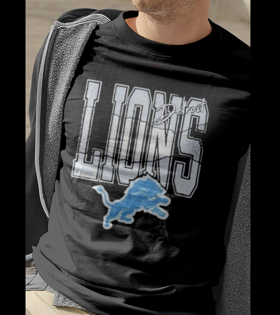 Detroit Lions Vintage Style Blue Lion Emblem On T-Shirt
