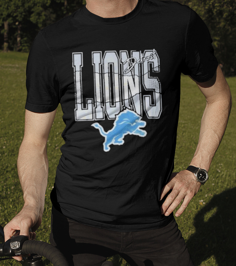 Detroit Lions Vintage Style Blue Lion Emblem On T-Shirt
