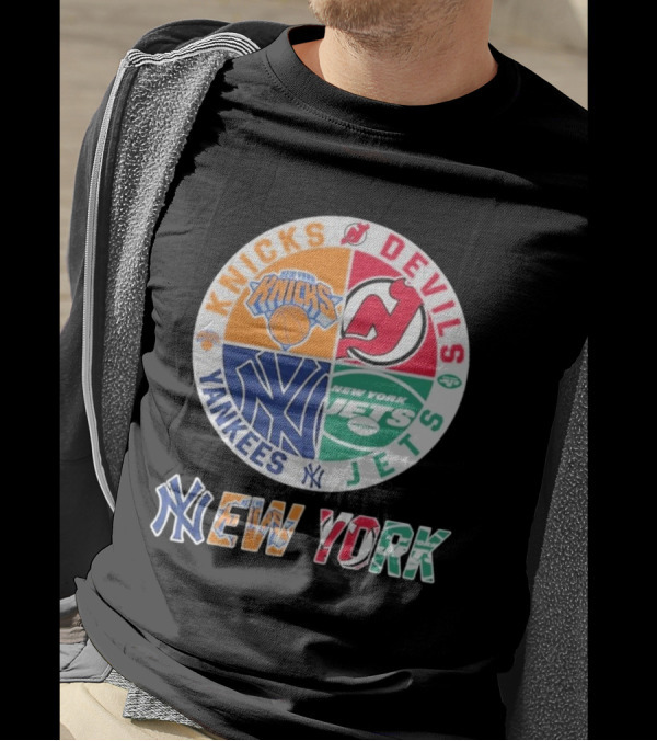 New York Knicks Yankees Jets Devils Circle New York T-Shirt