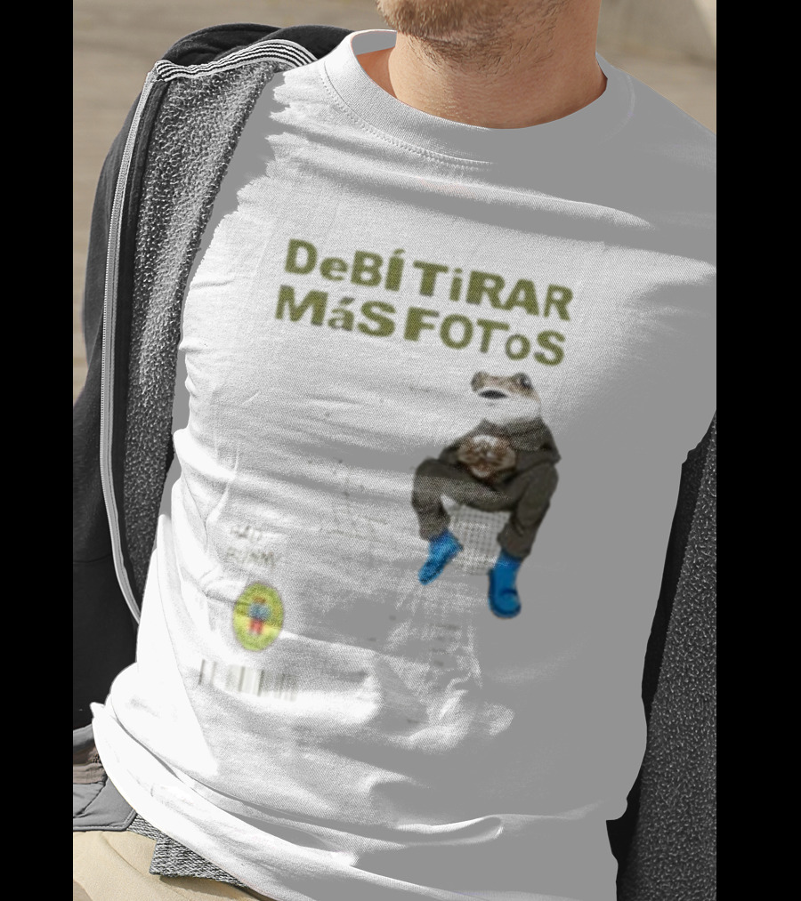 DeBI TiRAR MaS FOToS Bad Bunny 2025 Frog Sitting Blue Boots T-Shirt