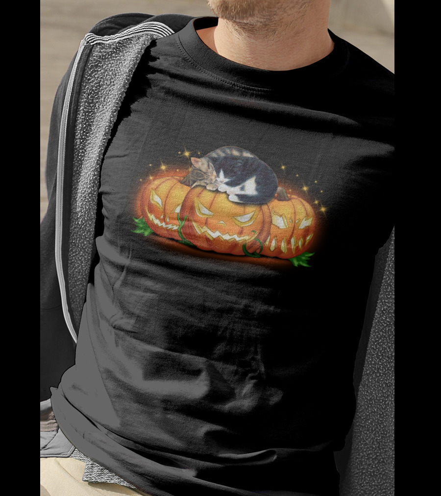 Sleeping Cat On Glowing Halloween Pumpkins With Jack-o'-Lantern Faces T-Shirt