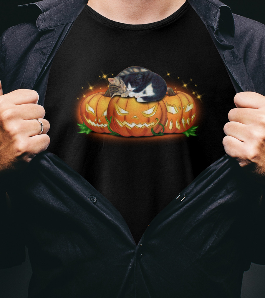Sleeping Cat On Glowing Halloween Pumpkins With Jack-o'-Lantern Faces T-Shirt