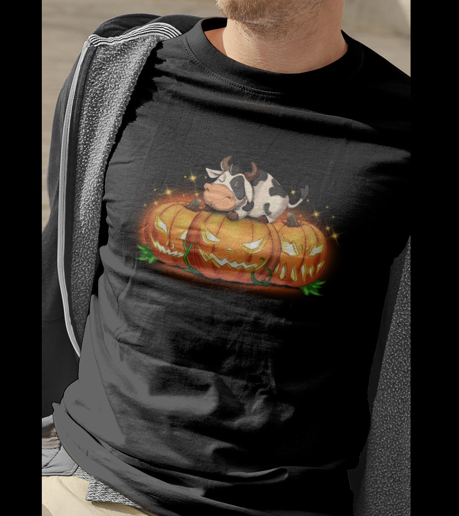 Sleeping Cow On Halloween Jack-O'-Lantern Pumpkins T-Shirt