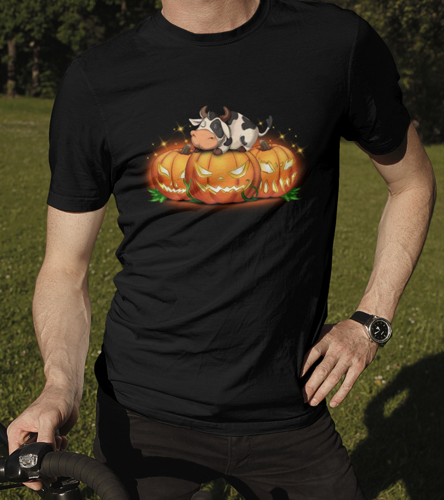 Sleeping Cow On Halloween Jack-O'-Lantern Pumpkins T-Shirt
