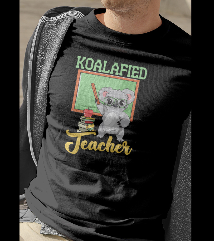 Koalafied Teacher Back To School Funny Koala Teacher Pun With Books And Blackboard T-Shirt