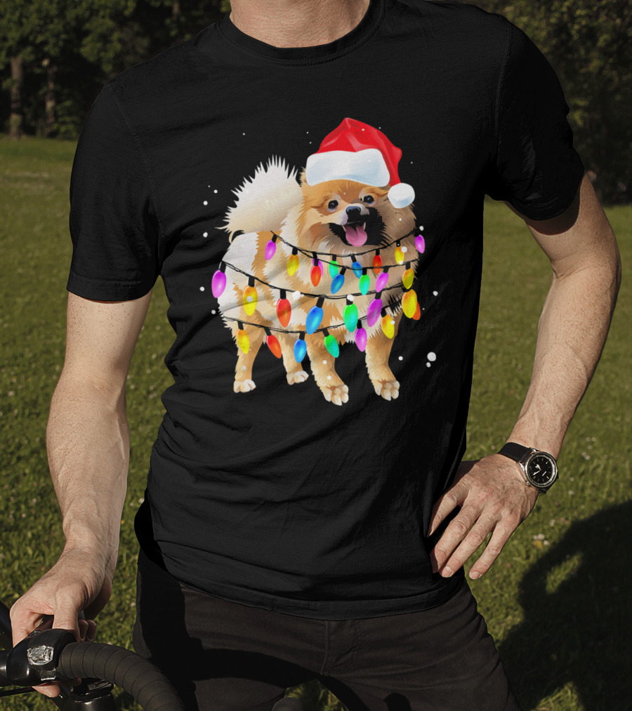 Pomeranian With Santa Hat And Colorful Christmas Lights T-Shirt