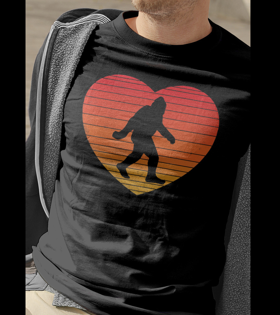 I Heart Bigfoot Sasquatch Funny Valentin Sunset T-Shirt