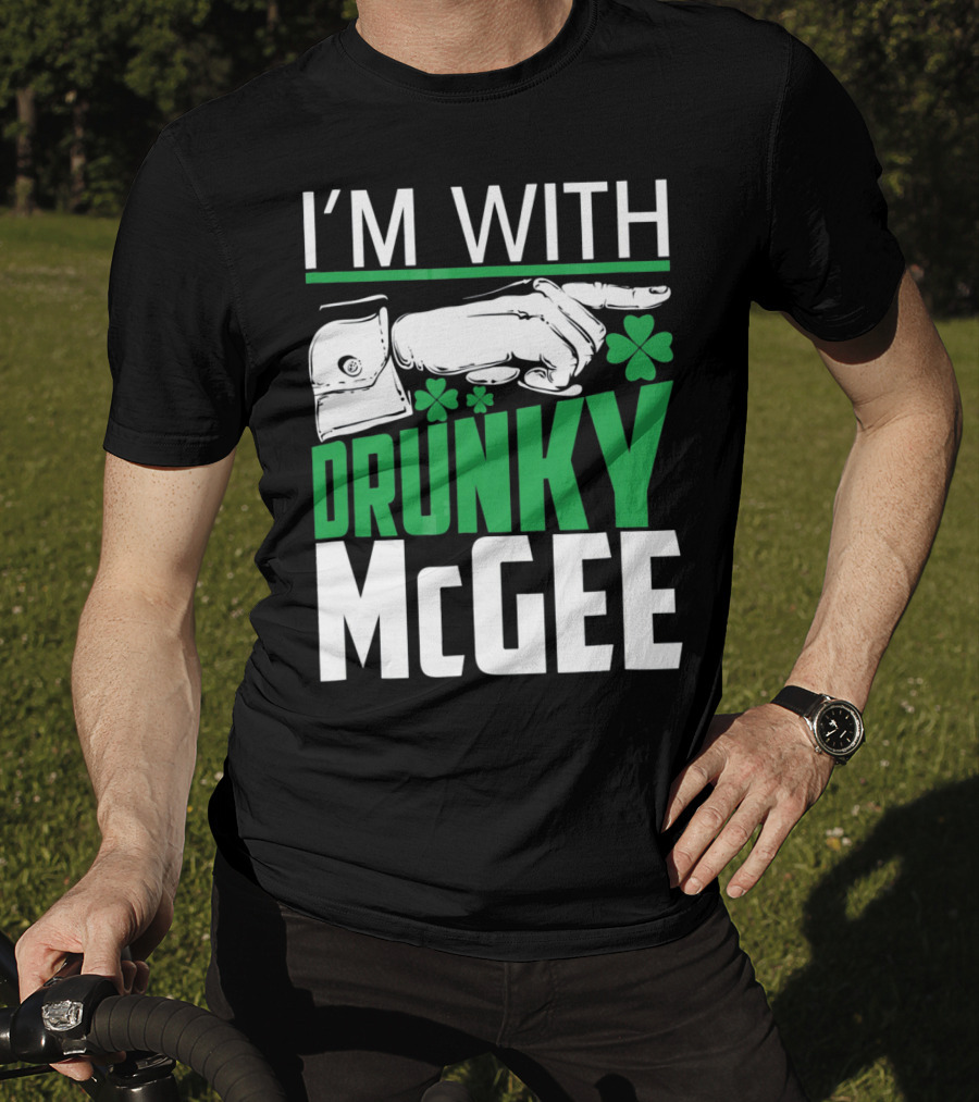 I'M WITH DRUNKY MCGEE St. Patrick's Day Shamrock Arrow T-Shirt