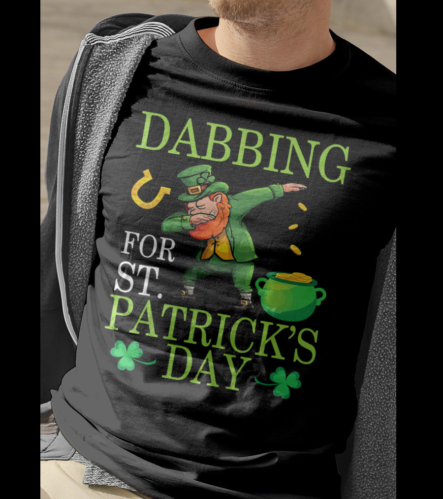 Dabbing Leprechaun Sprinkling Gold For St. Patrick's Day T-Shirt