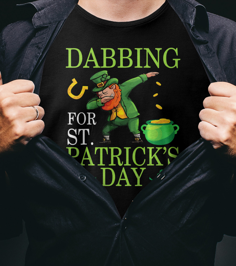 Dabbing Leprechaun Sprinkling Gold For St. Patrick's Day T-Shirt