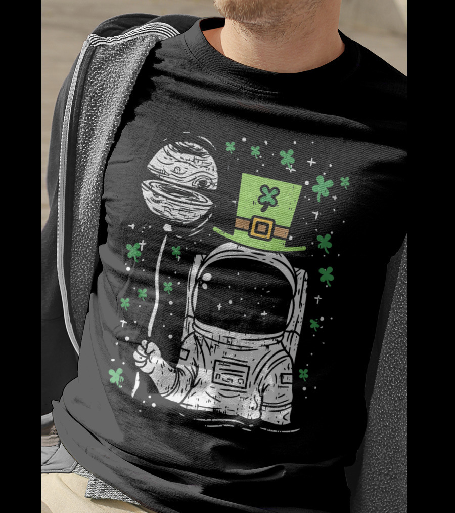Irish Astronaut Holding Planet Balloon With Shamrocks And St Patrick's Hat T-Shirt