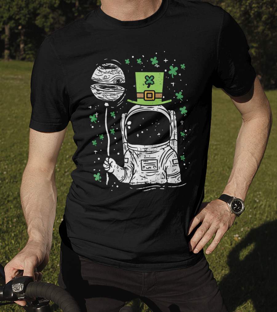 Irish Astronaut Holding Planet Balloon With Shamrocks And St Patrick's Hat T-Shirt