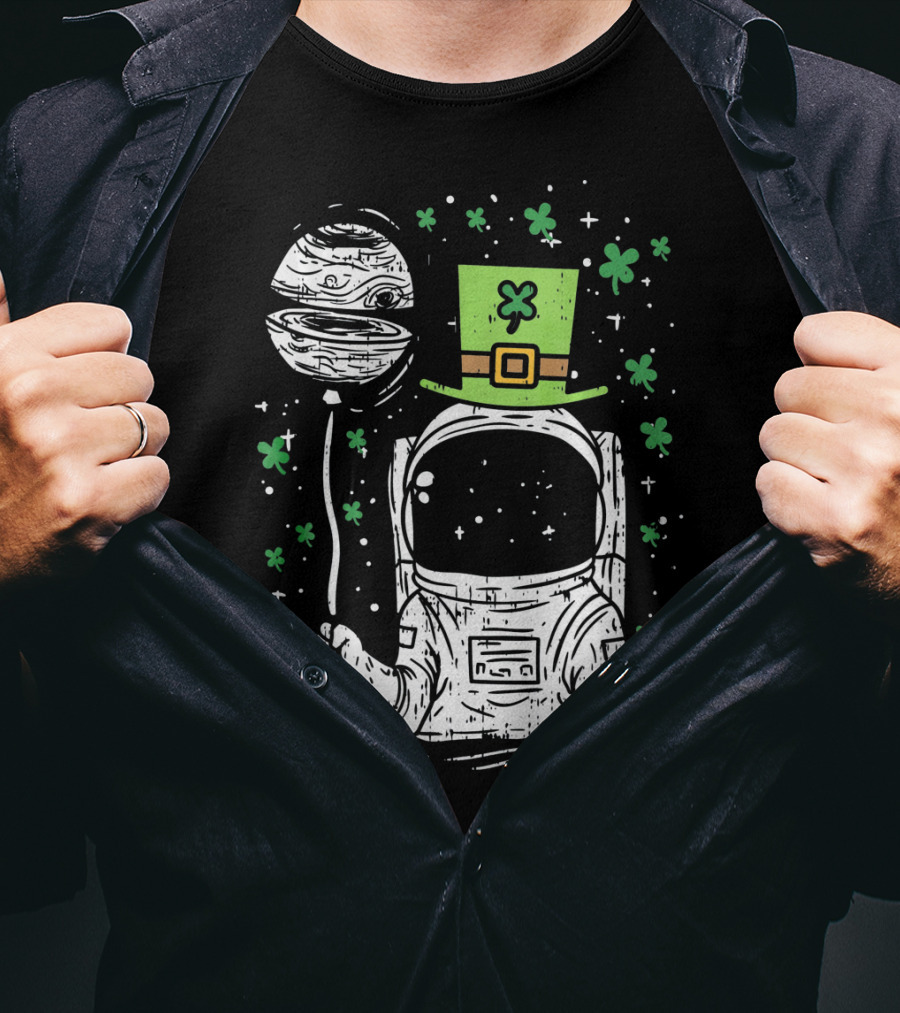 Irish Astronaut Holding Planet Balloon With Shamrocks And St Patrick's Hat T-Shirt
