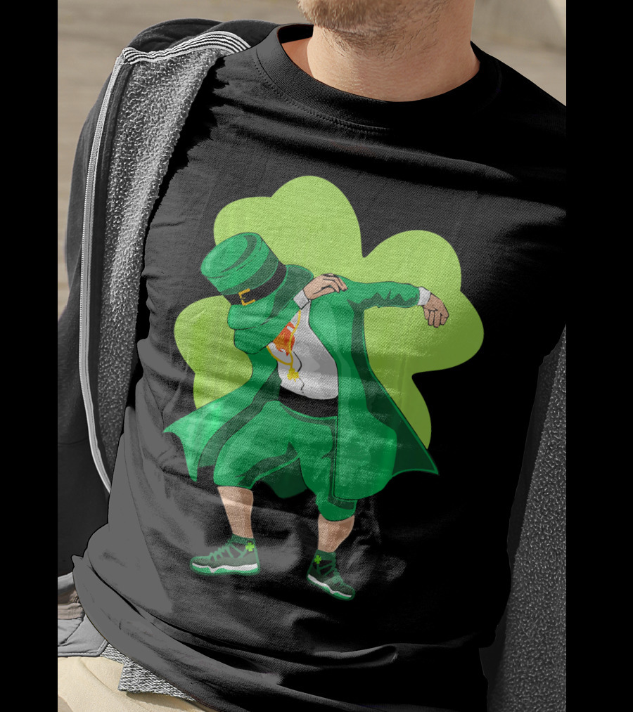 St. Patrick's Day Dabbing Leprechaun With Shamrock Background T-Shirt