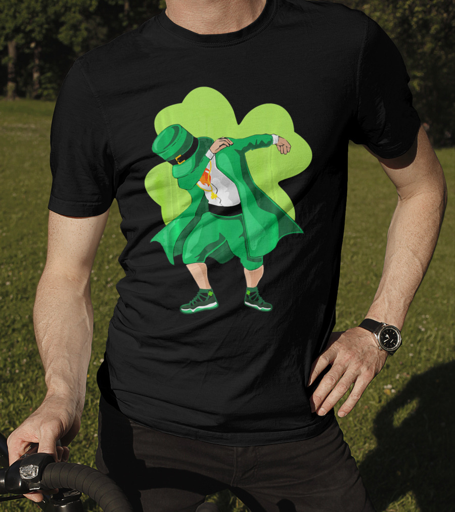 St. Patrick's Day Dabbing Leprechaun With Shamrock Background T-Shirt