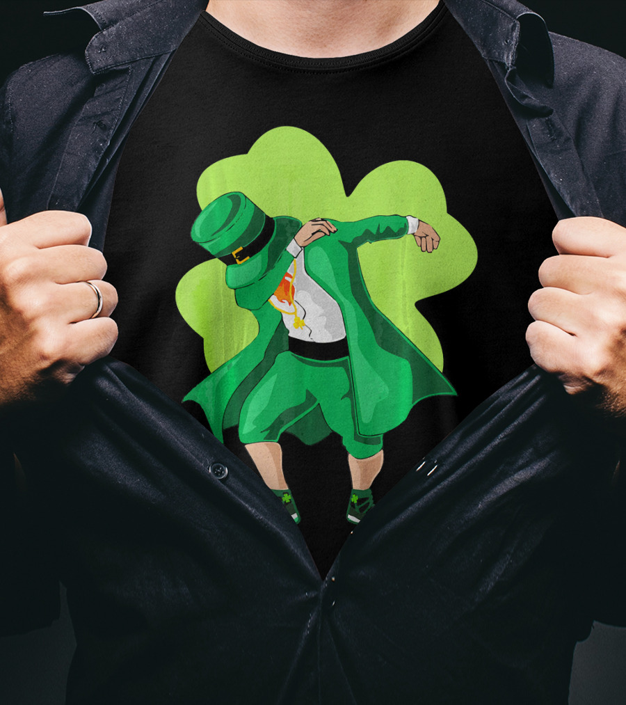 St. Patrick's Day Dabbing Leprechaun With Shamrock Background T-Shirt