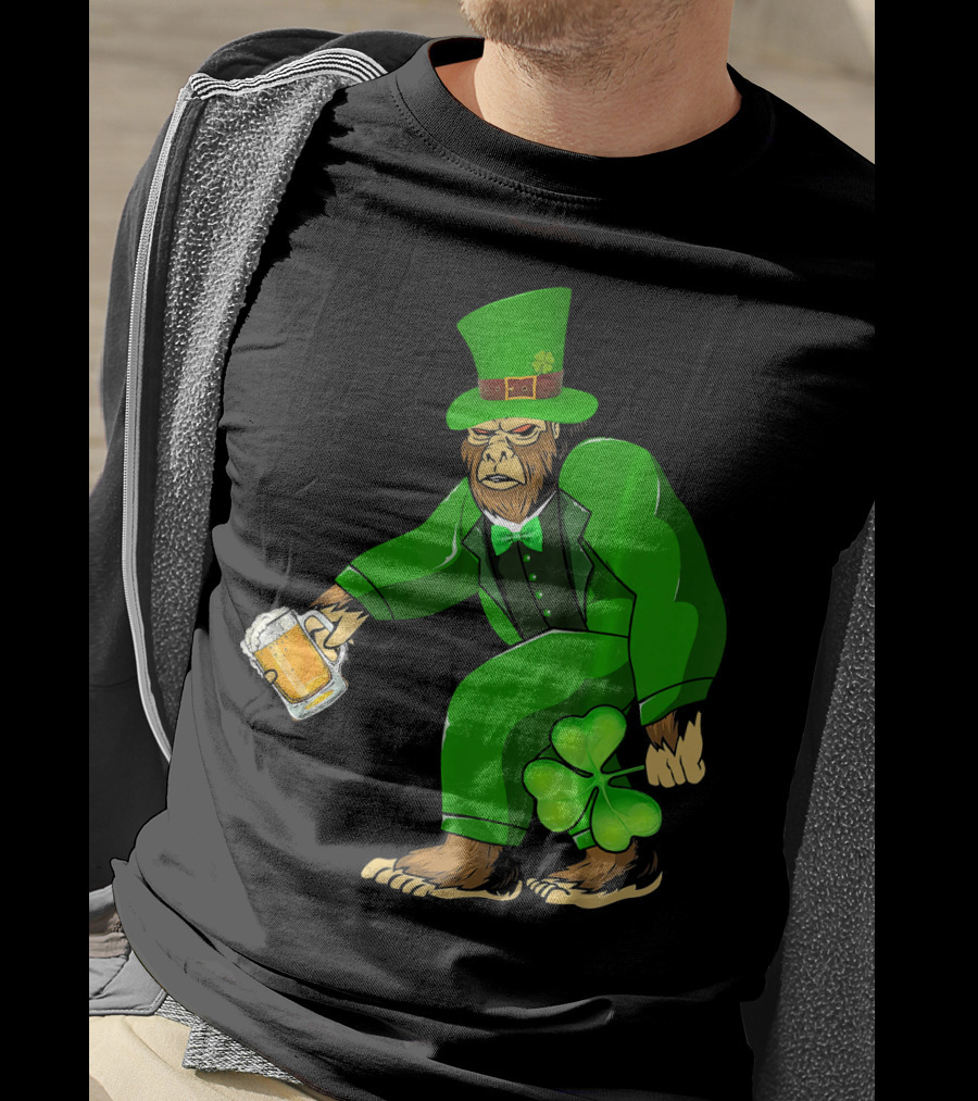 Big Foot Funny Bear Leprechaun Holding Beer And Shamrock In Green Suit T-Shirt