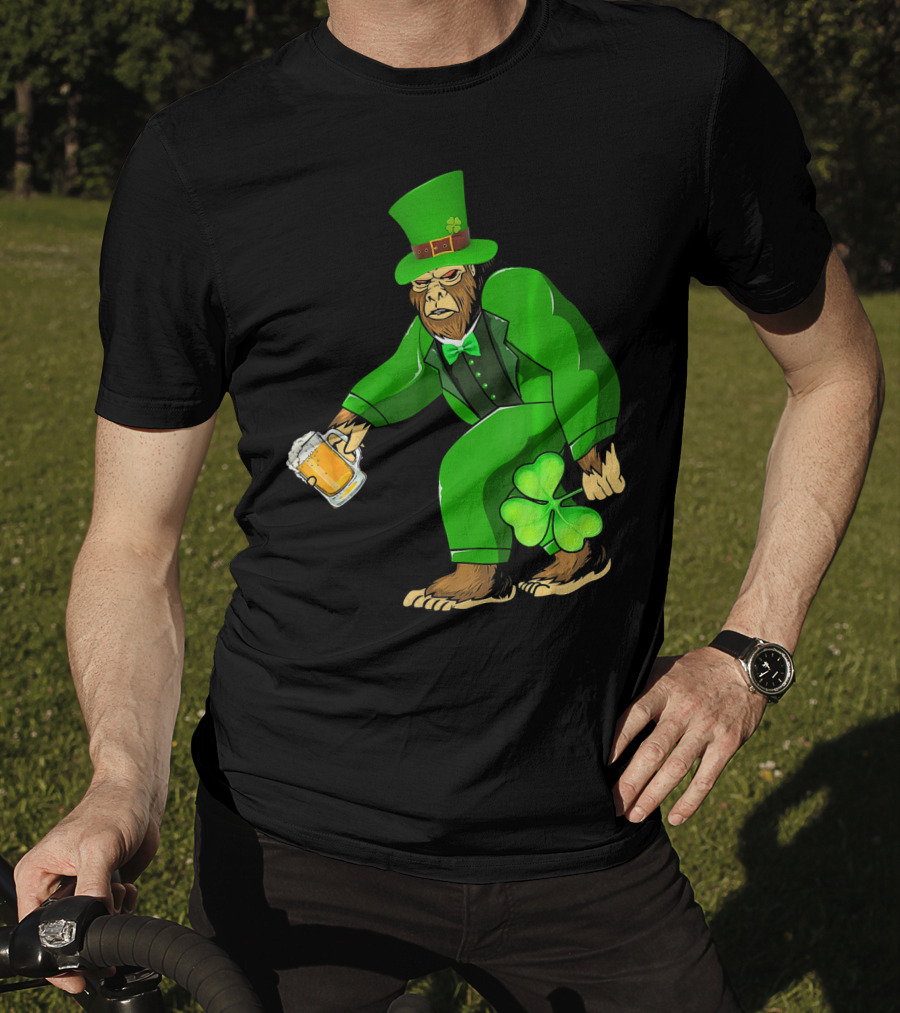 Big Foot Funny Bear Leprechaun Holding Beer And Shamrock In Green Suit T-Shirt