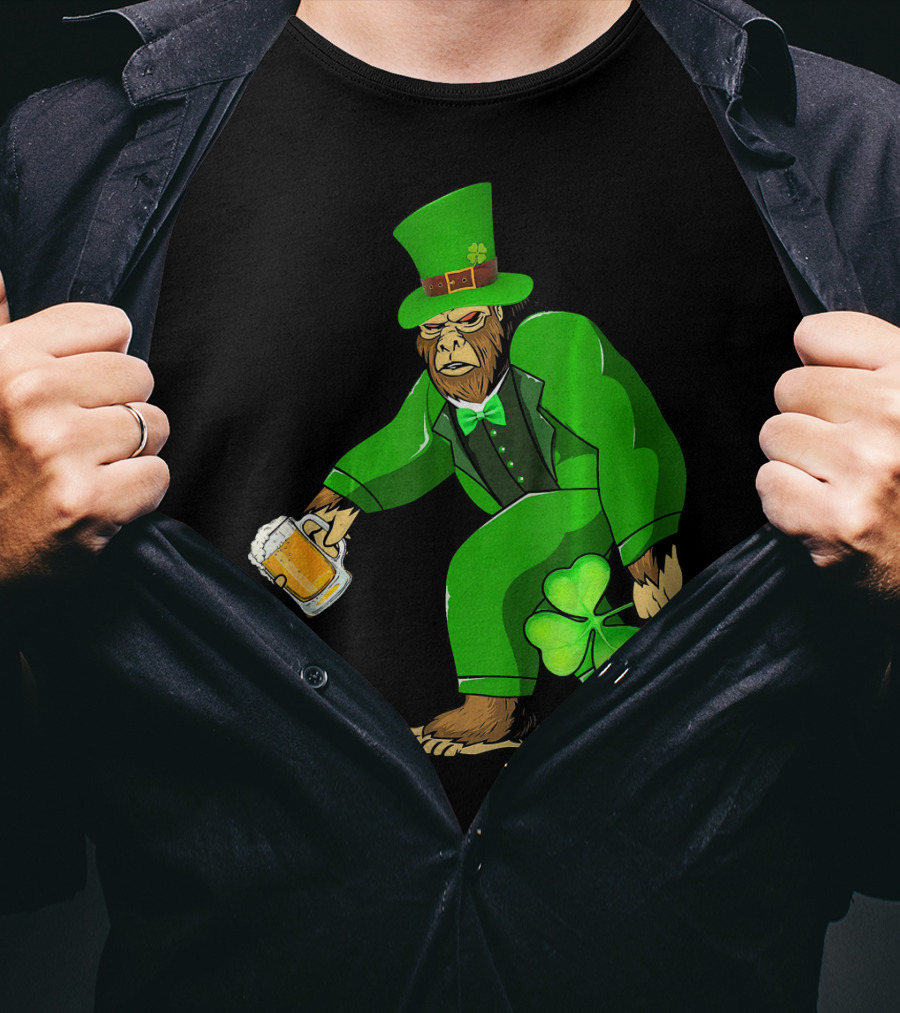 Big Foot Funny Bear Leprechaun Holding Beer And Shamrock In Green Suit T-Shirt