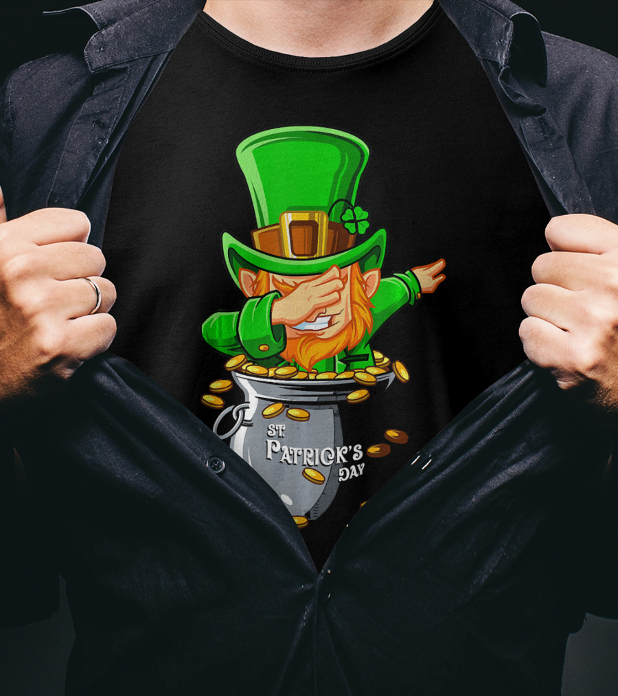St Patrick's Day Dabbing Leprechaun With Pot Of Gold T-Shirt