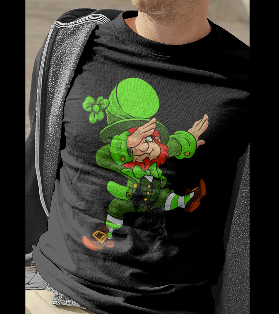 Funny Irish Dabbing Leprechaun With Green Hat And Shamrock T-Shirt