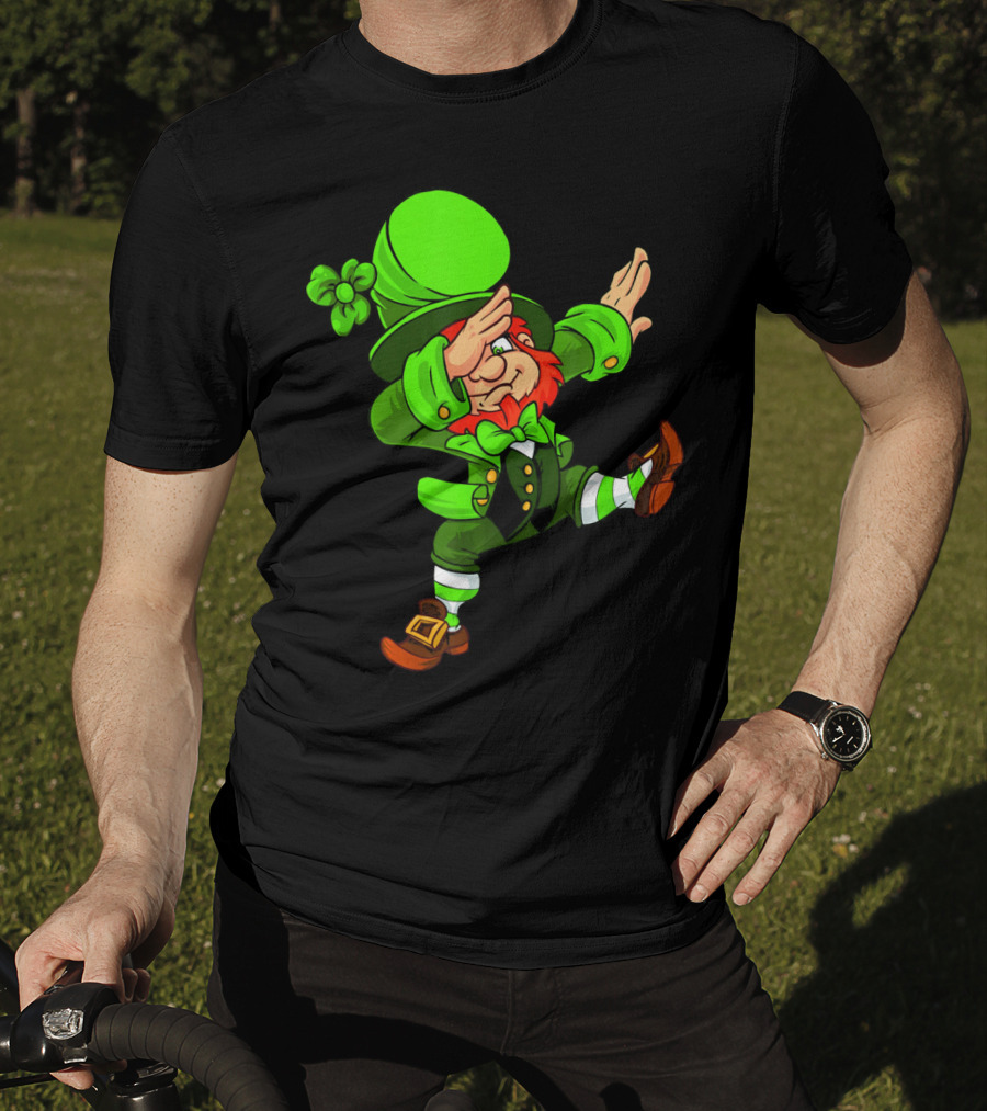 Funny Irish Dabbing Leprechaun With Green Hat And Shamrock T-Shirt