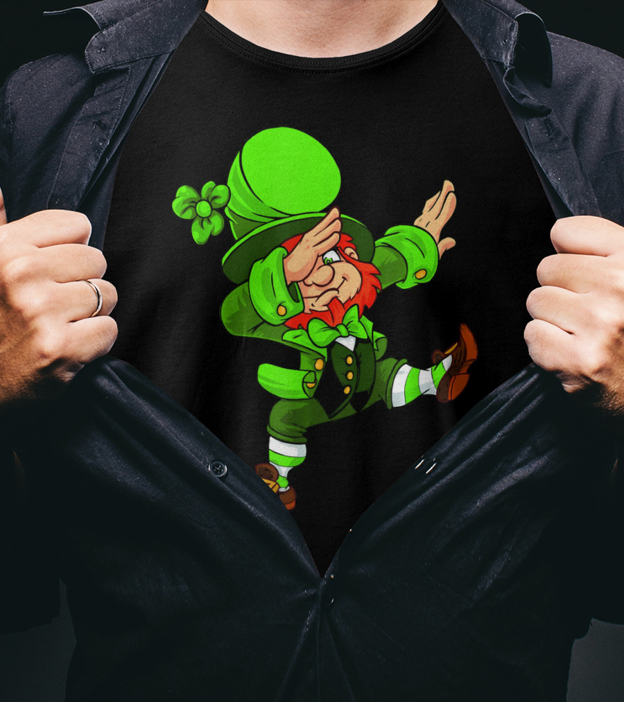 Funny Irish Dabbing Leprechaun With Green Hat And Shamrock T-Shirt