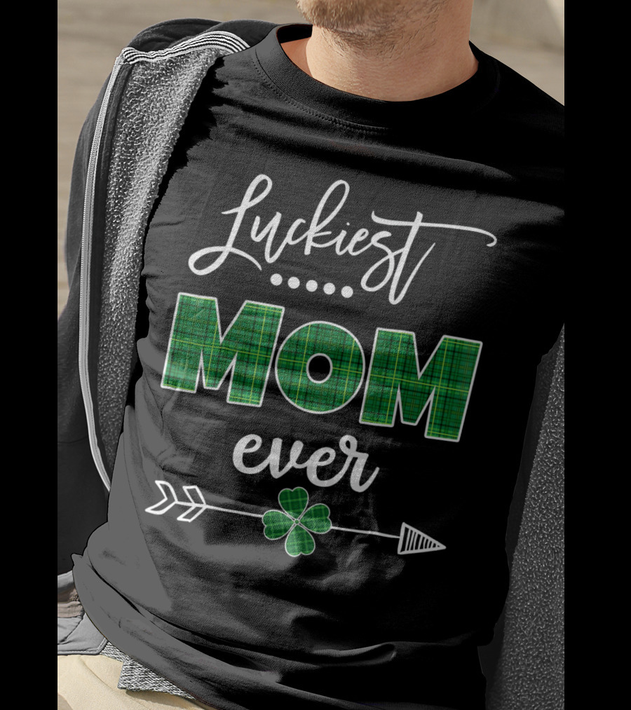 Luckiest Mom Ever St Patricks Day Four Leaf Clover Arrow T-Shirt
