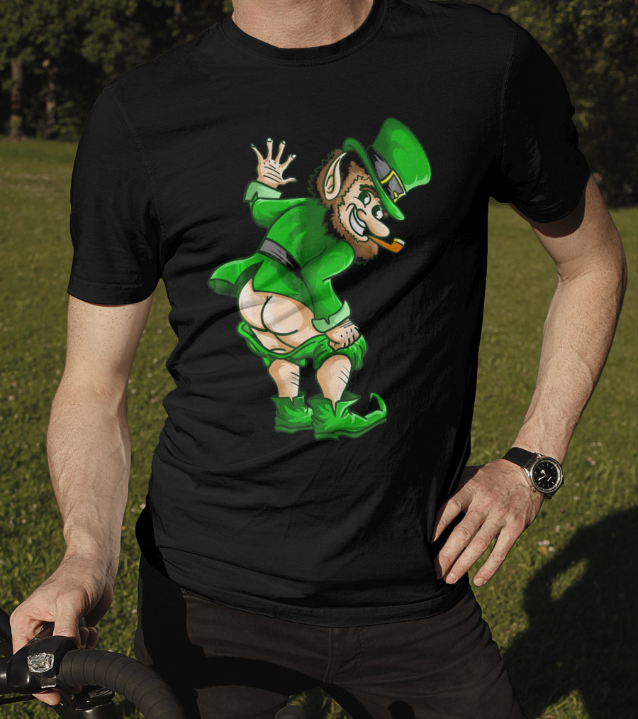 Mooning Leprechaun Mischievous Green Outfit Smoking Pipe T-Shirt