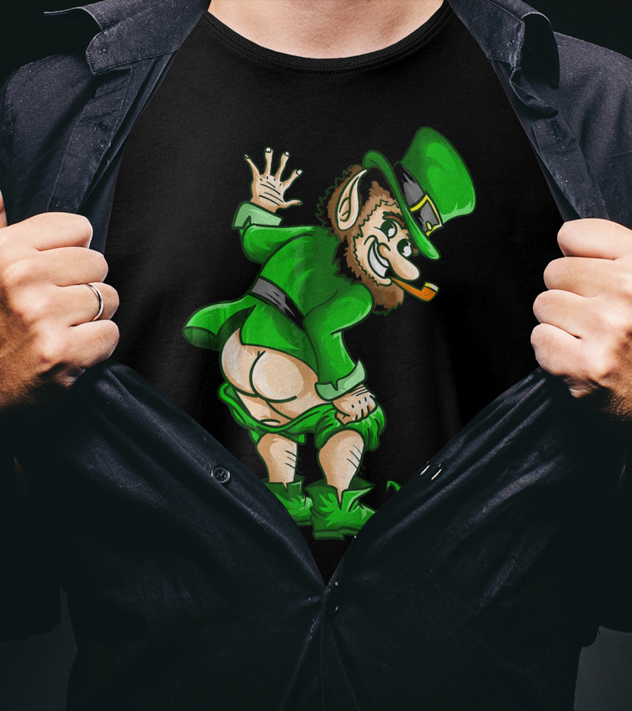 Mooning Leprechaun Mischievous Green Outfit Smoking Pipe T-Shirt