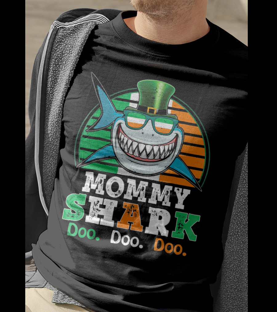 Mommy Shark Doo Doo Doo Funny St. Patrick's Day With Irish Colors And Leprechaun Hat T-Shirt