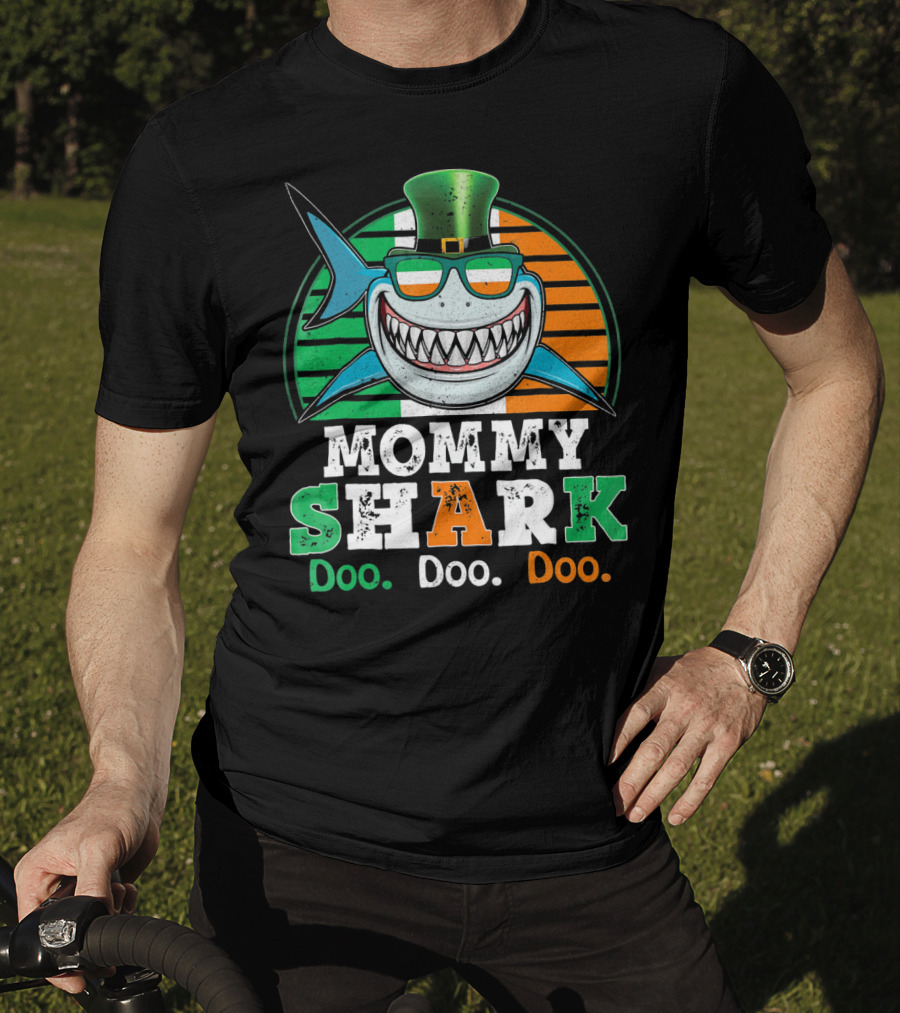 Mommy Shark Doo Doo Doo Funny St. Patrick's Day With Irish Colors And Leprechaun Hat T-Shirt