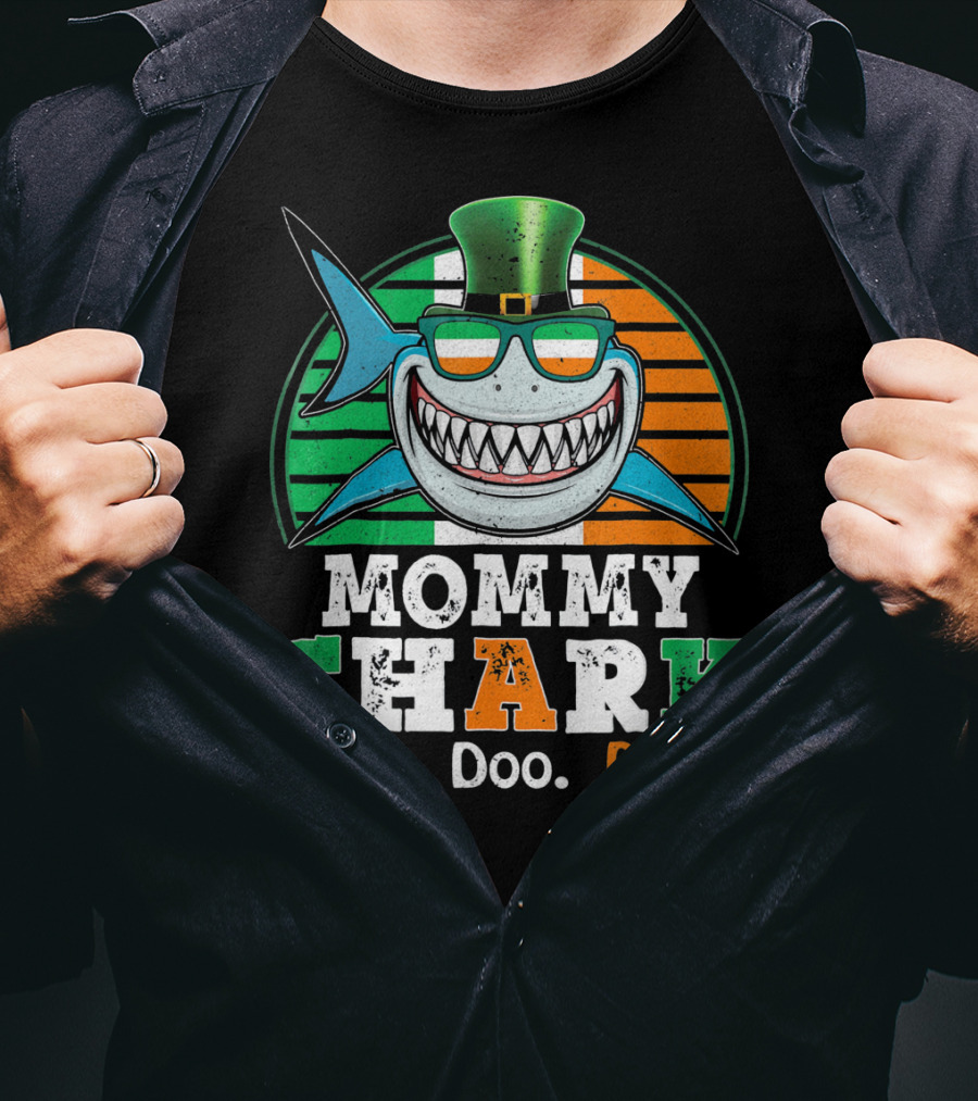 Mommy Shark Doo Doo Doo Funny St. Patrick's Day With Irish Colors And Leprechaun Hat T-Shirt
