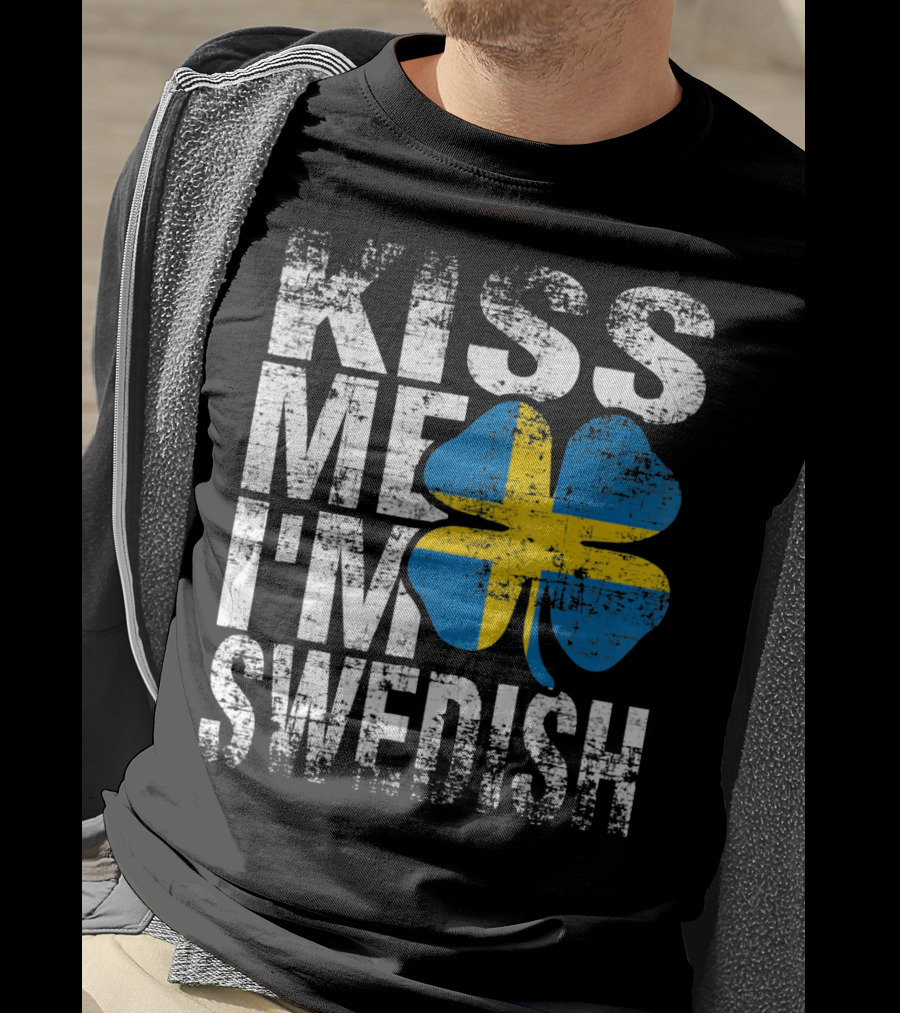 Kiss Me I'm Swedish St Patricks Day Shamrock Swedish Flag Motif T-Shirt