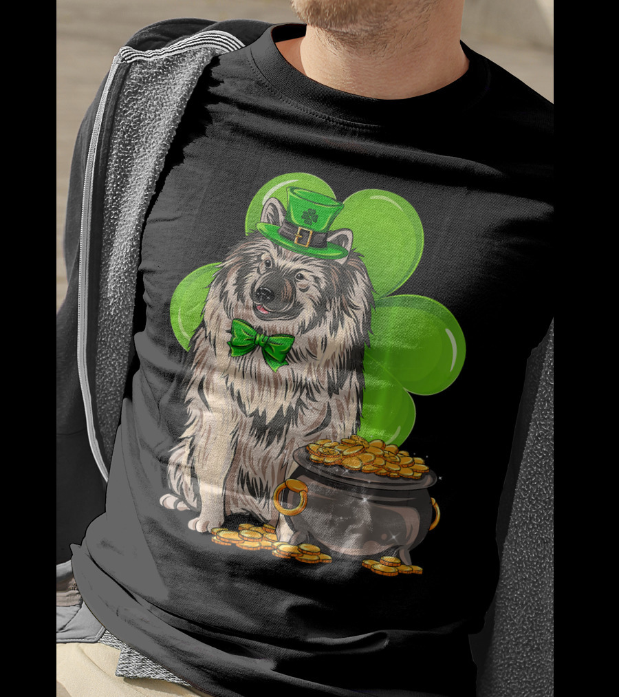 Keeshond St Patricks Day Leprechaun Dog Clover Pot Of Gold T-Shirt