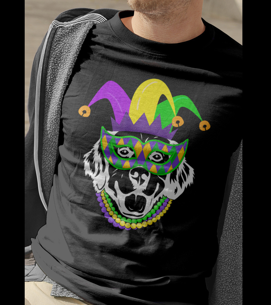 Mardi Gras Jester Hat Golden Retriever Beads Mask T-Shirt