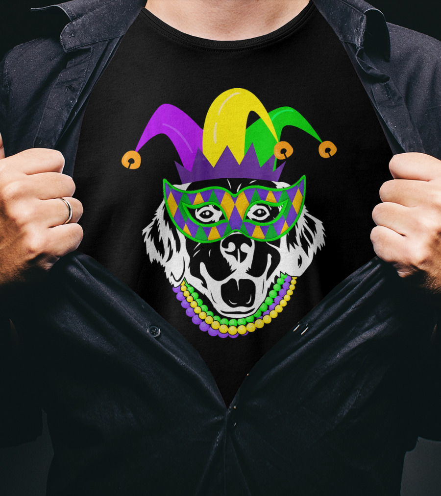 Mardi Gras Jester Hat Golden Retriever Beads Mask T-Shirt