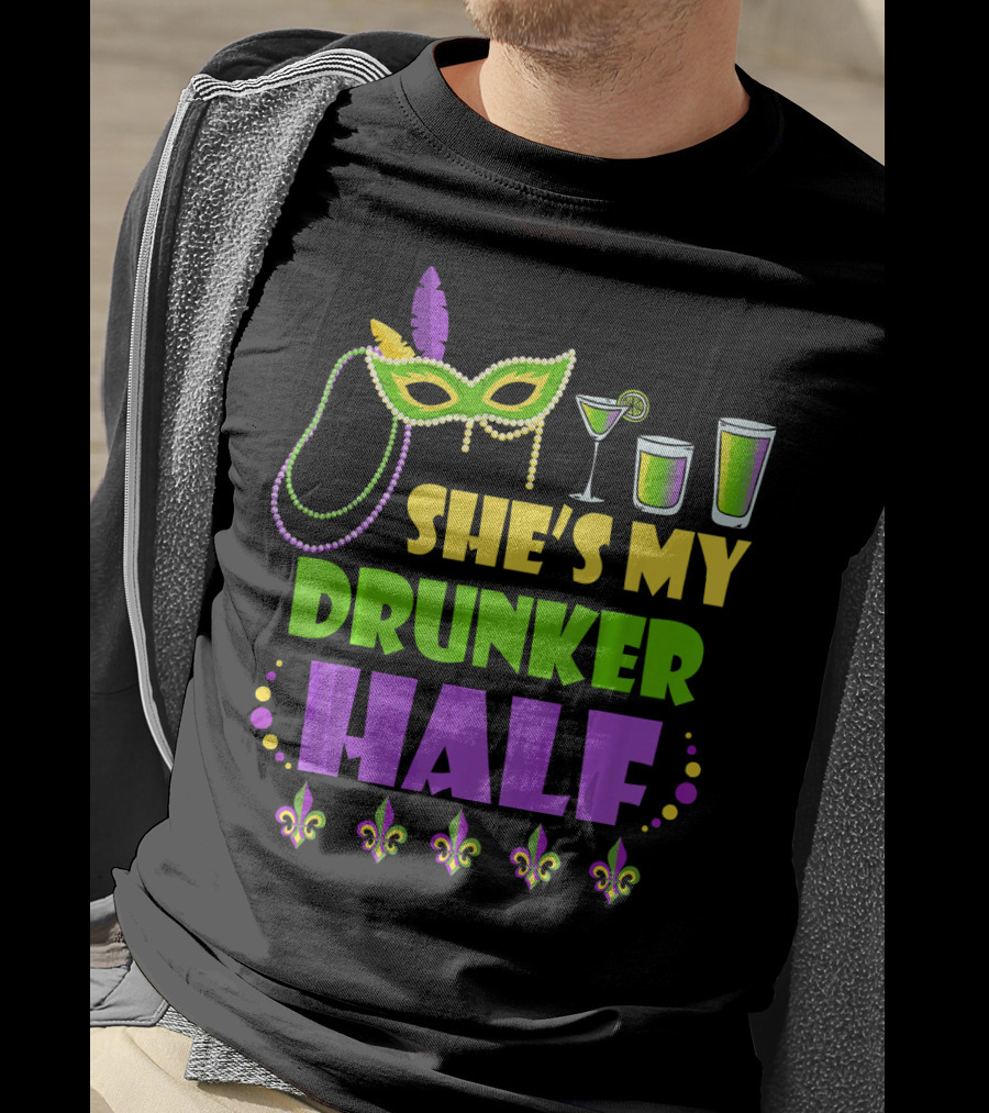 She's My Drunker Half Mardi Gras Mask Beads Cocktails Fleur De Lis T-Shirt
