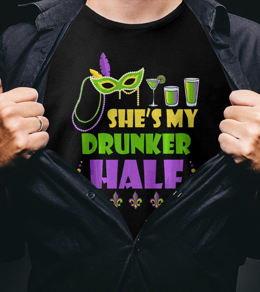 She's My Drunker Half Mardi Gras Mask Beads Cocktails Fleur De Lis T-Shirt
