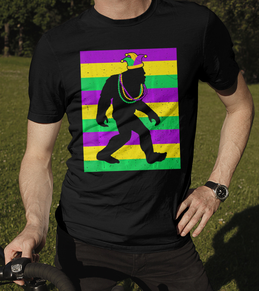 Bigfoot Sasquatch In Mardi Gras Jester Hat And Beads T-Shirt