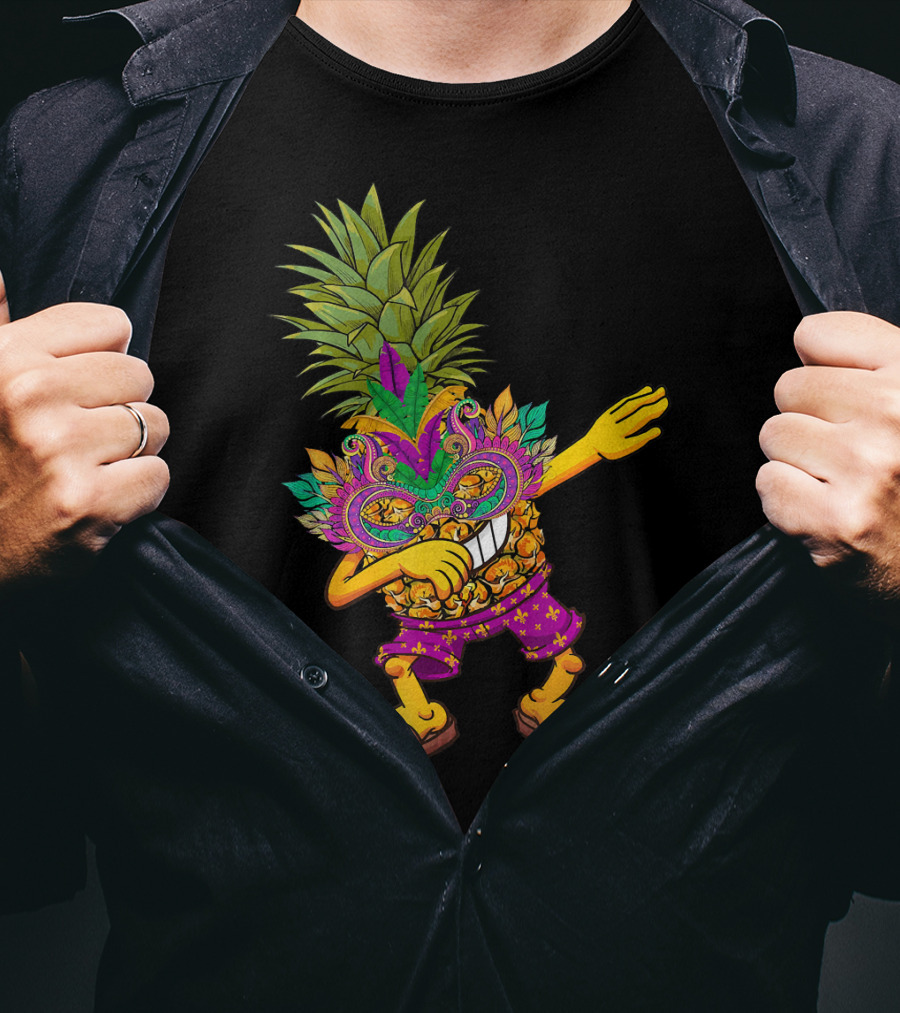 Funny Pineapple Wearing Mardi Gras Mask Dabbing Pose T-Shirt