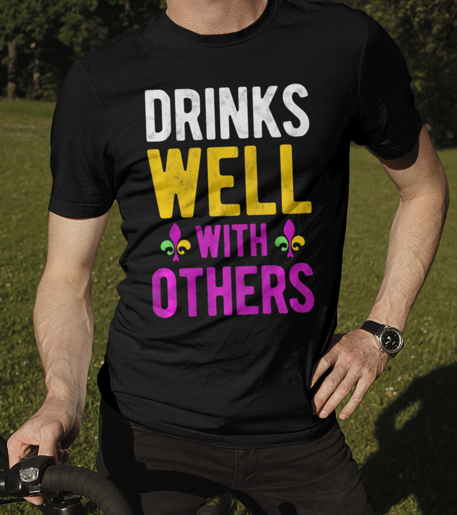 Drinks Well With Others Mardi Gras Fleur-de-Lis Symbols T-Shirt