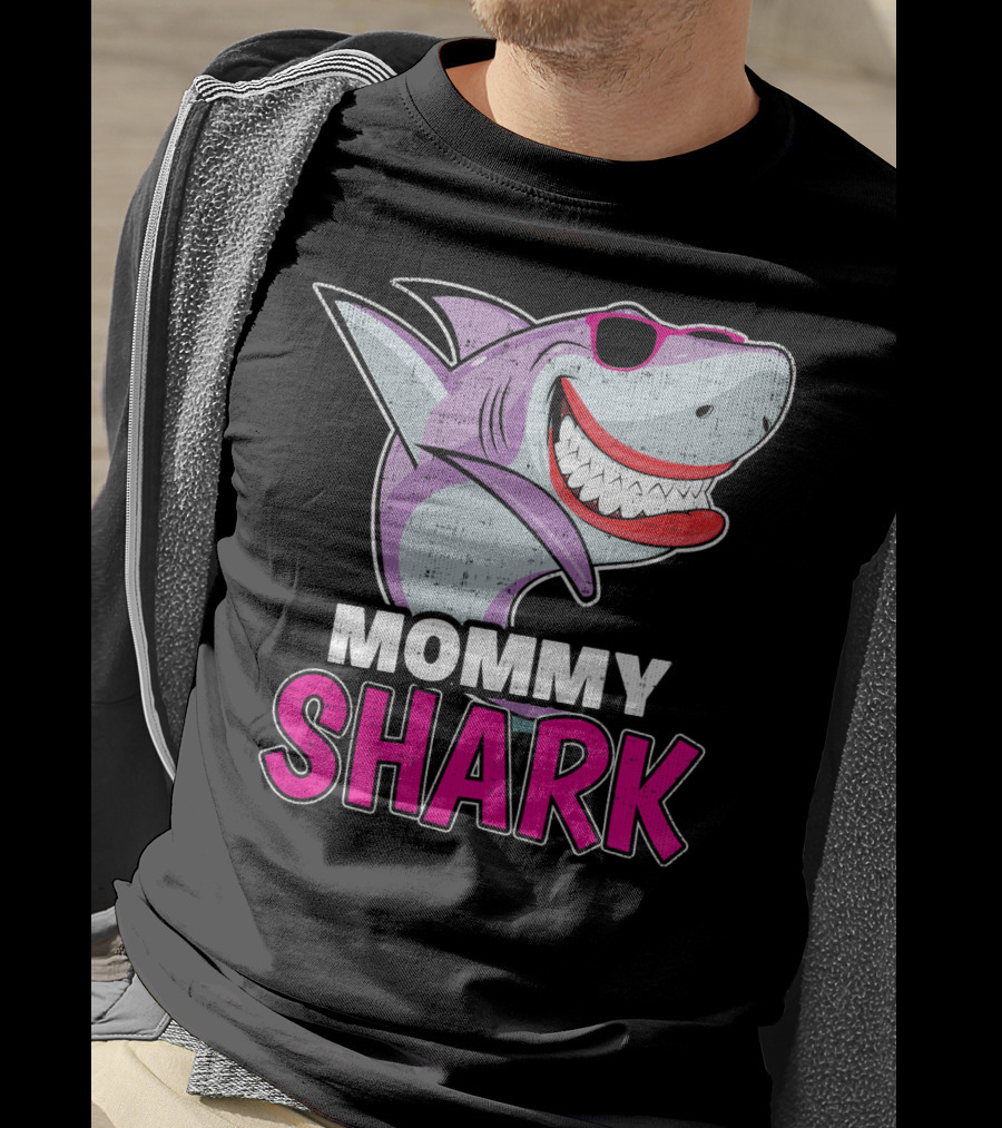 Mommy Shark Dabbing Stylish Sunglasses Fun T-Shirt