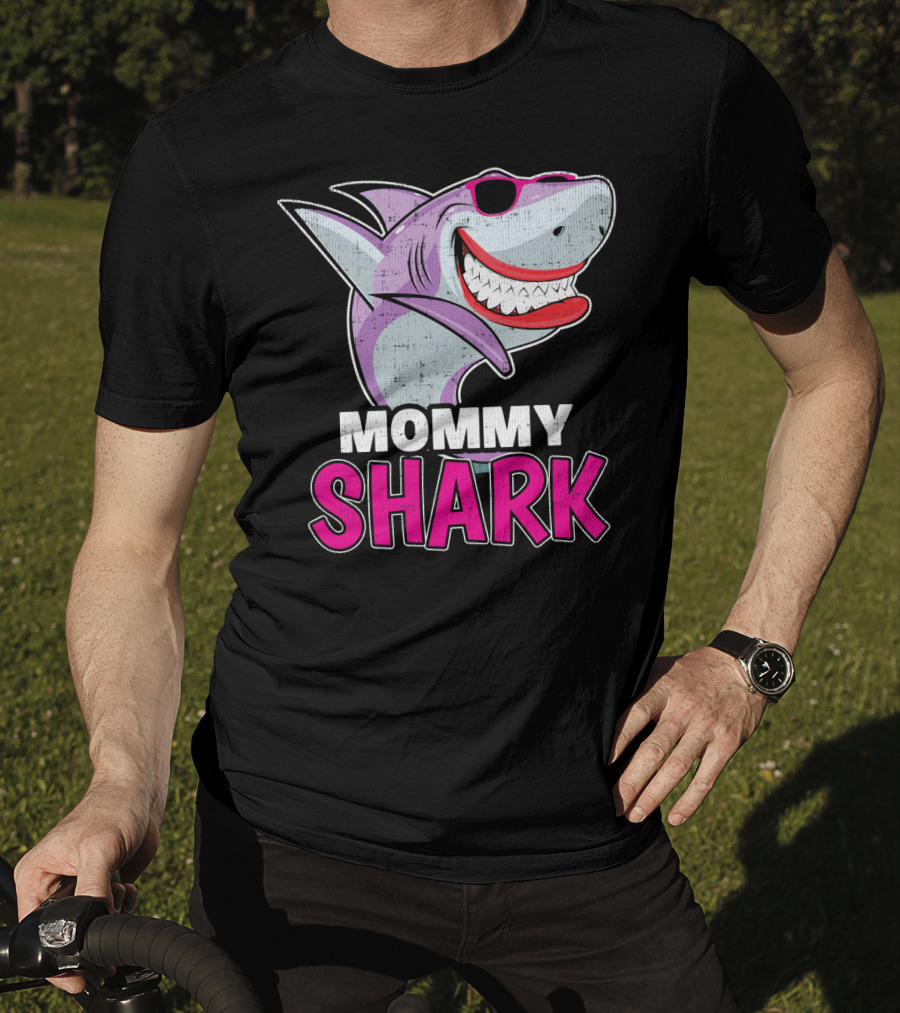 Mommy Shark Dabbing Stylish Sunglasses Fun T-Shirt