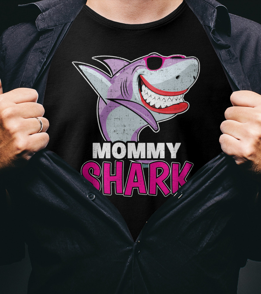 Mommy Shark Dabbing Stylish Sunglasses Fun T-Shirt