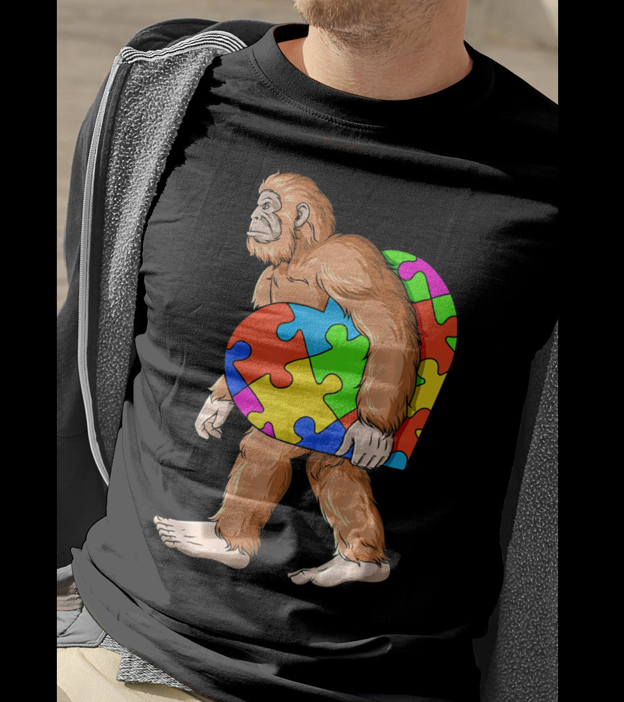 Bigfoot Holding Heart-Shaped Autism Awareness Puzzle T-Shirt